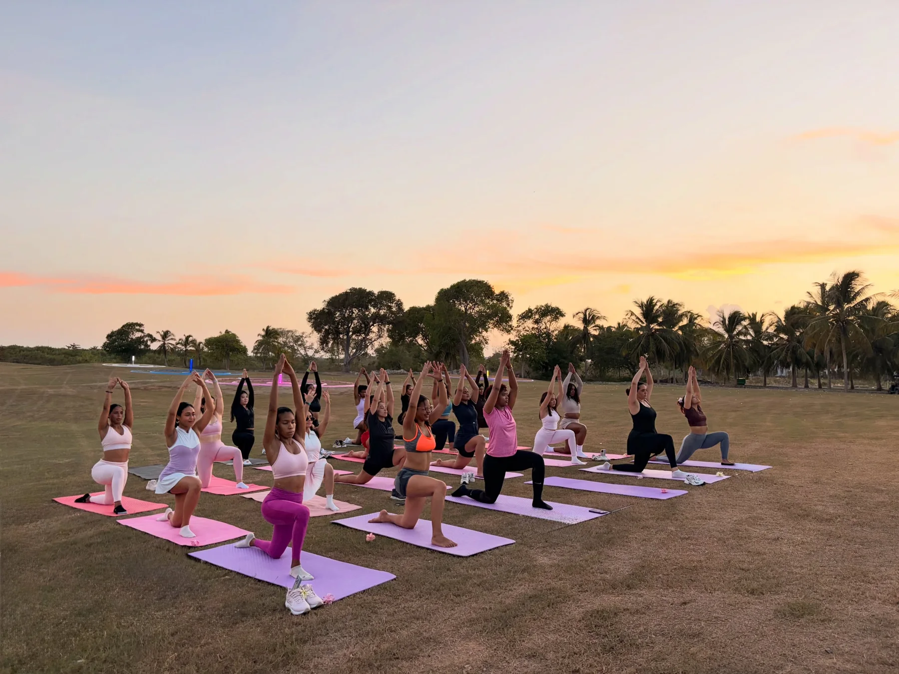 Pilates Sunrise reunido para practicar al atardecer en Golf N Shots, Punta Cana
